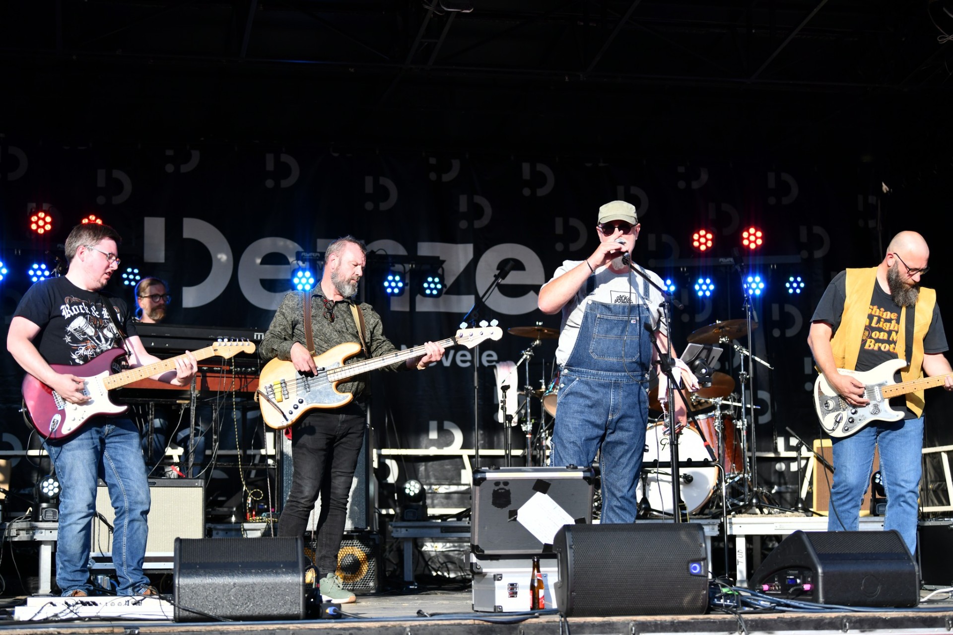 Bluesy Beards live op het podium van Bachtekermis, met zang, gitaren, bas en drums