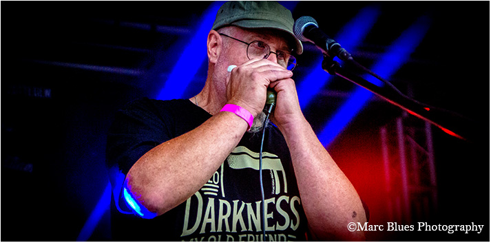 Ronny van Bluesy Beards speelt harmonica tijdens een liveoptreden in 2025